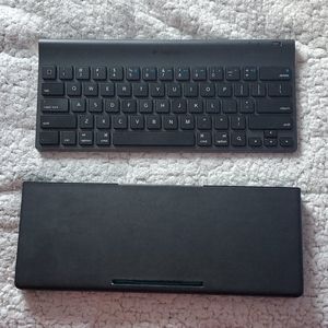 Bluetooth keyboard w/ case/stand